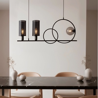 Mesa de jantar com cadeiras de madeira clara, tampo de mármore preto e candeeiro moderno suspenso negro