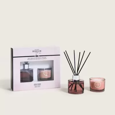 Conjunto aromatizador e vela em vidro rosa com embalagem branca