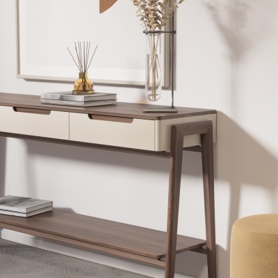 Aparador de madeira com gavetas brancas, livros, difusor amarelo e vaso com flores secas