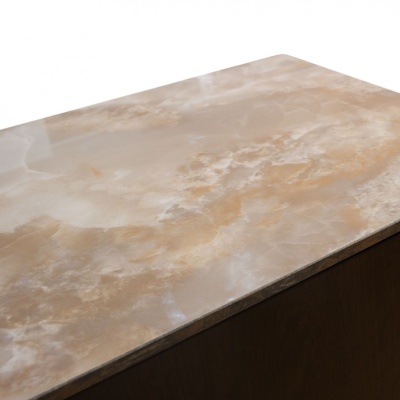 Tampo de mobiliário retangular em mármore bege, sobre estrutura de madeira escura