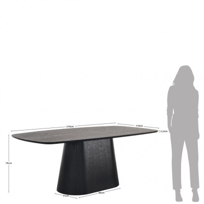 Mesa retangular de madeira escura com base preta e dimensões indicadas ao lado de uma silhueta feminina para comparação.