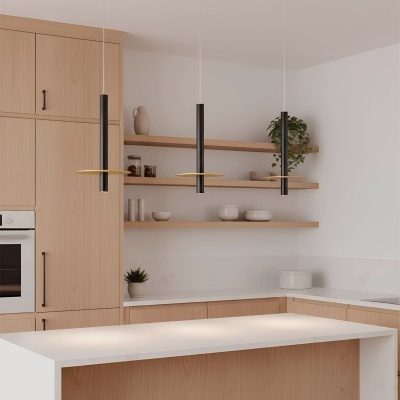 Cozinha moderna com armários de madeira clara e candeeiros pendentes pretos e dourados