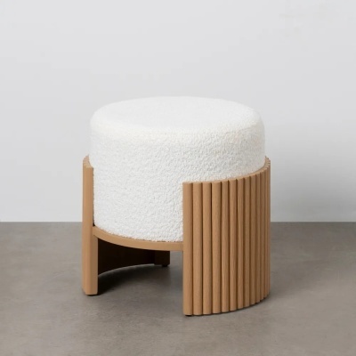 Pufe redondo branco com base em madeira clara