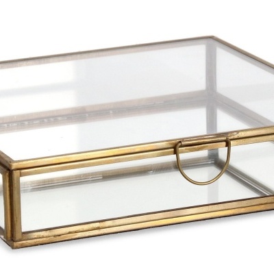 Caixa quadrada de vidro com estrutura dourada e tampa com maçaneta
