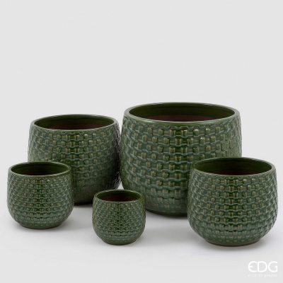 Conjunto de cinco vasos de cerâmica verde texturizados em diferentes tamanhos