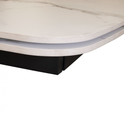 Tampo de mesa branco com padrão de mármore e bordas arredondadas sobre estrutura preta