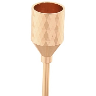 Copo metálico dourado com padrão geométrico