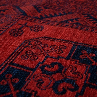 Tapete vermelho e azul com padrão geométrico