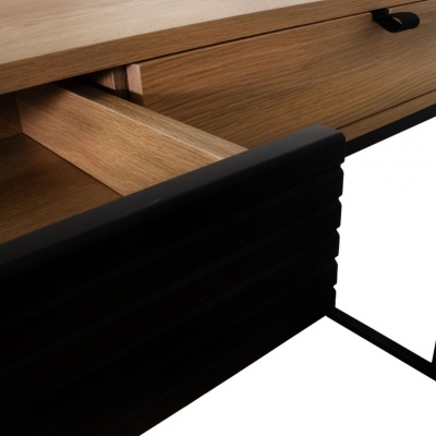 Cômoda de madeira com gaveta parcialmente aberta e frente preta estriada