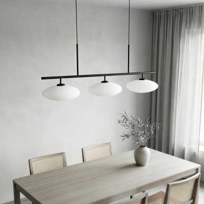 Mesa de jantar de madeira clara com quatro cadeiras e candeeiro suspenso preto com lâmpadas brancas redondas