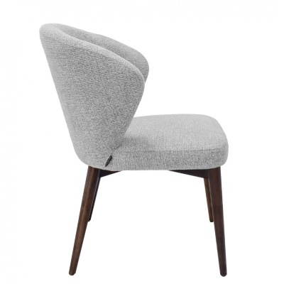 Cadeira cinza claro com pernas de madeira escura e encosto arredondado