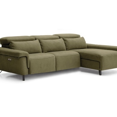 Sofá chaise-longue verde com almofadas e pernas metálicas.