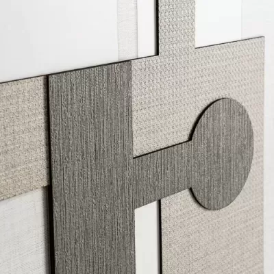 Painel decorativo de parede com padrões geométricos cinzentos e beges texturizados