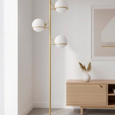 Candeeiro de pé dourado com três globos de vidro fosco numa sala minimalista