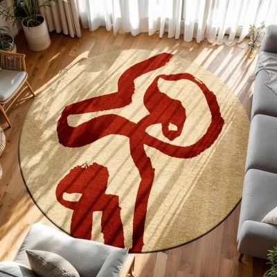 Tapete redondo bege com padrão abstrato vermelho, em sala iluminada, junto a sofá cinzento e cadeira de vime