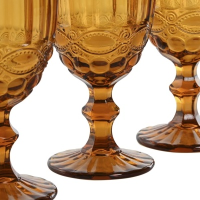 Três copos de vidro âmbar com textura decorativa