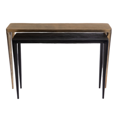 Mesa dourada com banco preto encaixado por baixo