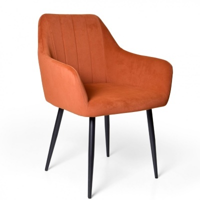 Cadeira estofada laranja com pernas pretas