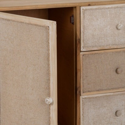 Móvel de madeira com porta e gavetas revestidas de tecido bege
