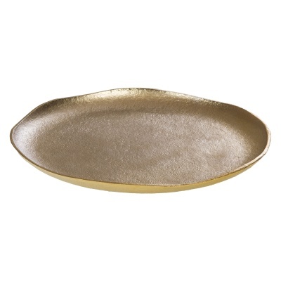 Prato oval dourado com textura e borda ondulada sobre fundo branco