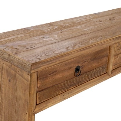 Mesa de madeira rústica com duas gavetas e puxadores metálicos