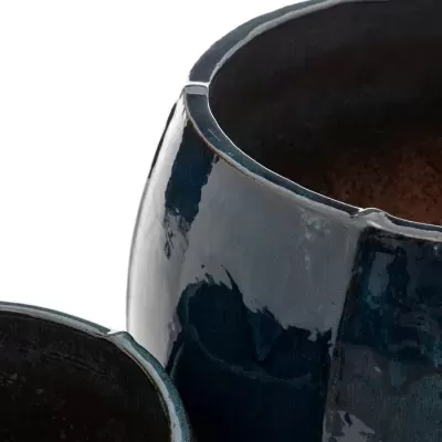 Vasos cerâmicos azuis escuros com interior castanho