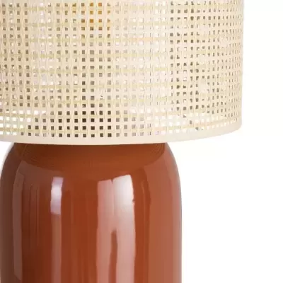 Candeeiro de mesa cerâmico castanho com cúpula de tecido bege em padrão de malha quadrada.