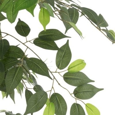 Galho artificial com folhas verdes de vários tons e textura, em fundo branco.
