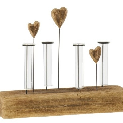 Suporte de madeira com tubos de vidro e corações decorativos