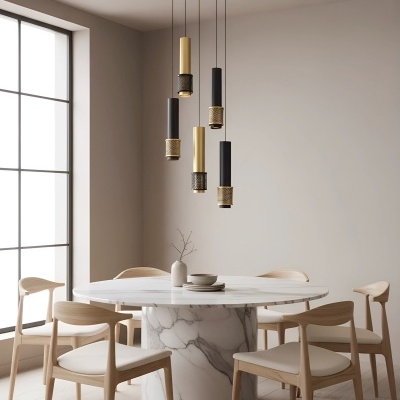 Sala de jantar com mesa de mármore redonda e seis cadeiras de madeira clara, candeeiro suspenso com cinco pendentes.