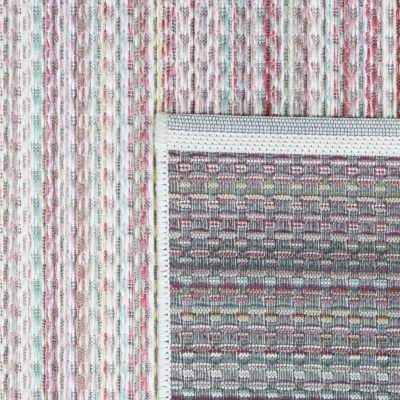 Tapetes coloridos com padrões de riscas e xadrez em vermelho, cinzento e branco