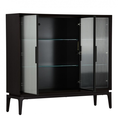 Móvel vitrine preto com portas de vidro canelado e prateleiras de vidro