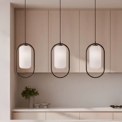 Três candeeiros de pendurar pretos com interior branco numa cozinha moderna clara