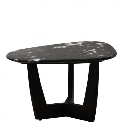 Mesa de centro triangular em mármore preto com base preta.