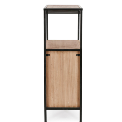 Móvel estreito de metal preto e madeira clara com duas prateleiras
