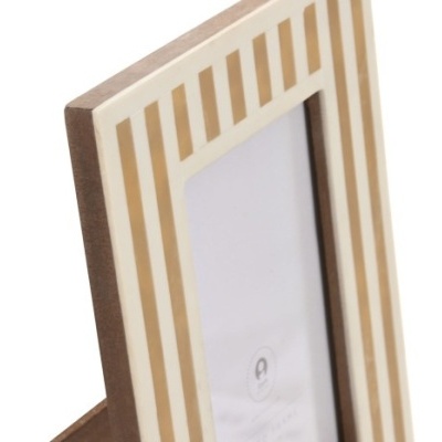 Moldura de fotografia com padrão de riscas castanho e bege