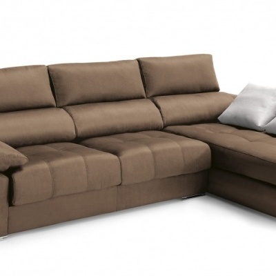 sofá de canto castanho com almofadas brancas