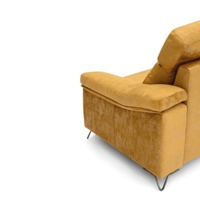 Sofá amarelo de veludo com braços largos e pés metálicos em fundo branco