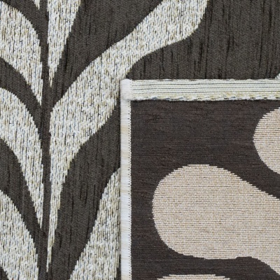 Tapete têxtil castanho escuro e bege com borda costurada