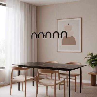 Mesa de jantar preta com cadeiras de madeira clara e candeeiro suspenso preto em sala com quadro abstrato e cortinas brancas.