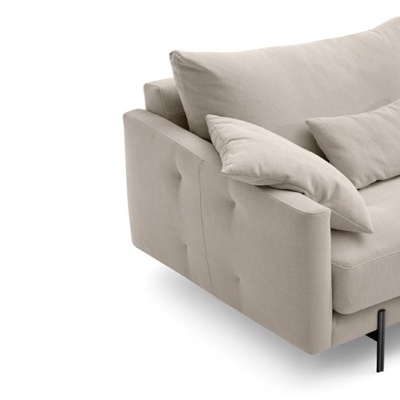 Sofá bege claro com almofadas e pernas pretas