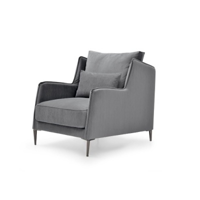 Poltrona cinzenta estofada com almofadas em fundo branco