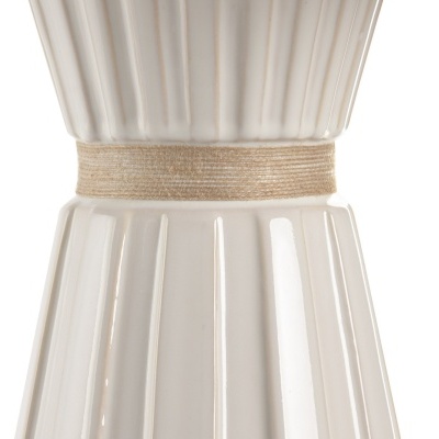 Vaso cerâmico branco com faixa de corda natural e textura estriada