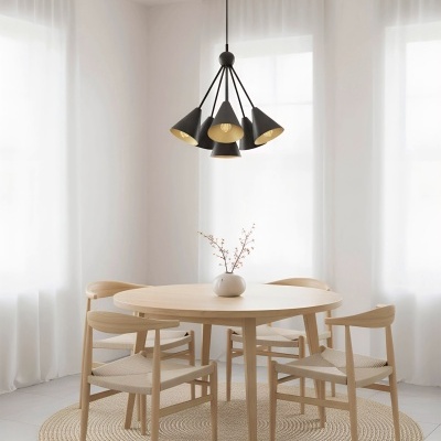 Sala de jantar minimalista com mesa redonda de madeira clara, cadeiras e candeeiro preto suspenso