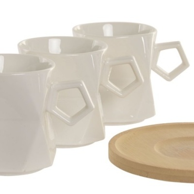 Três chávenas de café brancas com cabos geométricos e um pires de madeira clara