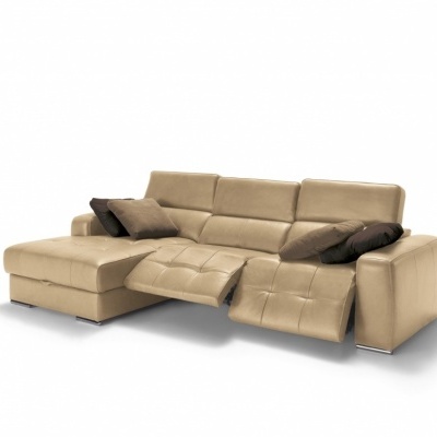 Sofá de canto reclinável em pele bege com almofadas castanhas