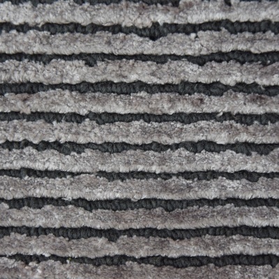 Tapete felpudo cinzento claro e preto com riscas horizontais