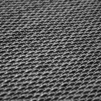 Malha metálica cinzenta em padrão repetitivo