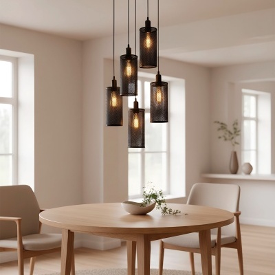 Mesa de jantar redonda de madeira clara com cadeiras estofadas e luminária pendente metálica preta