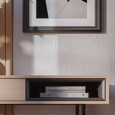 Aparador de madeira clara com livros e quadro abstrato preto e branco